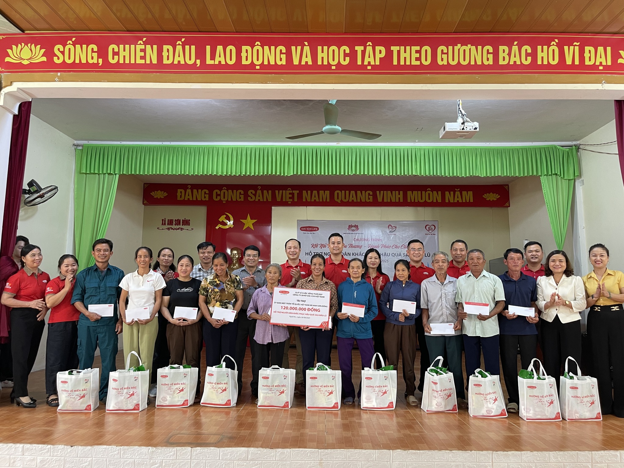 Ngày 26/8/2025, Quỹ Vì cuộc sống tươi đẹp của Dai-ichi Life Việt Nam đã phối hợp cùng Ủy ban Mặt trận Tổ quốc Việt Nam Xã Anh Sơn Đông, đến thăm và trao 100 phần quà bao gồm tiền mặt cùng nhu yếu phẩm trị giá 120 triệu đồng cho 100 hộ dân bị ảnh hưởng bởi mưa lũ tại Xã Anh Sơn Đông, Tỉnh Nghệ An